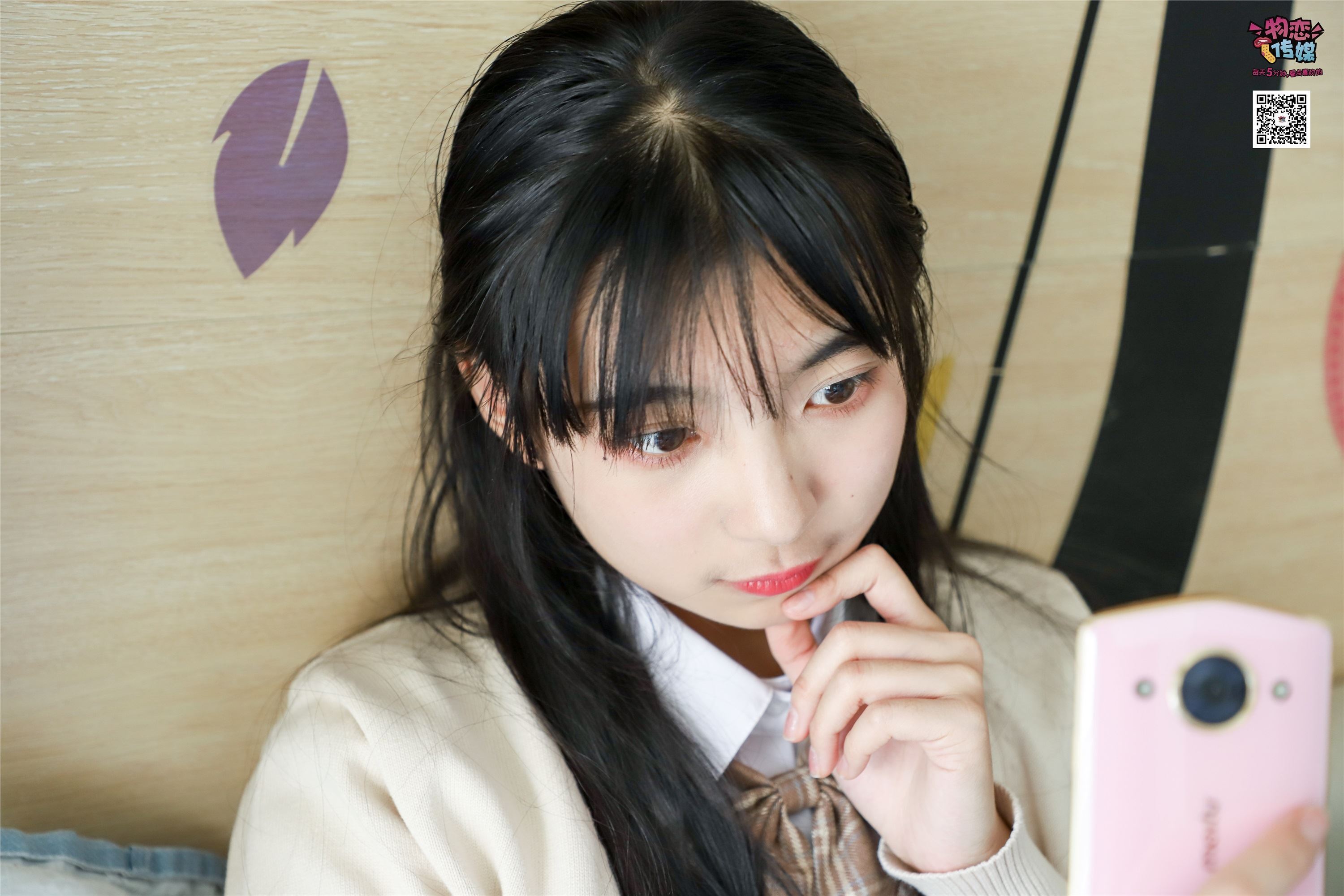 物恋传媒 No.005 JK制服高中小姐姐，棉袜加丝袜